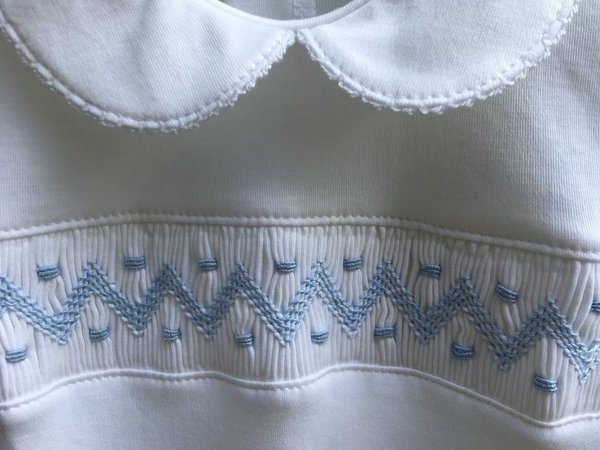Strampler aus Pima-Baumwolle, handbestickt - Himmelblau